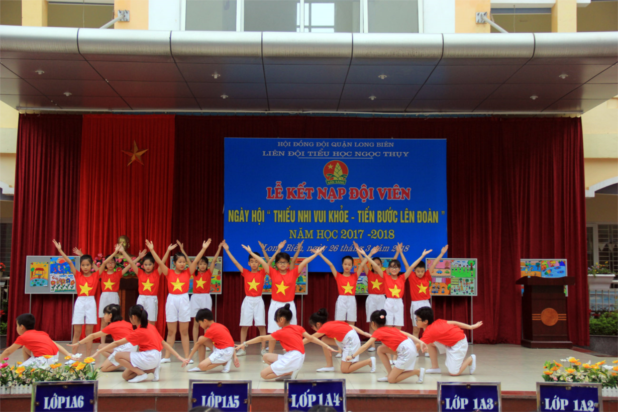 Màn hát múa   Những trái tim Việt Nan   của các em HS